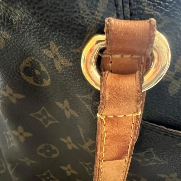 Louis Vuitton Totally MM Tote Bag - Picture 7 of 16